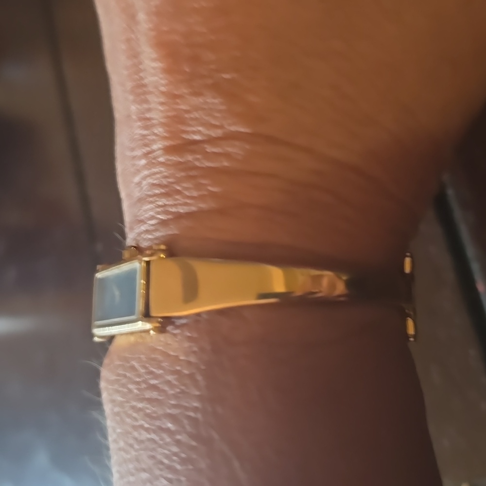 Gucci Gold and Black Watch - Picture 8 of 8